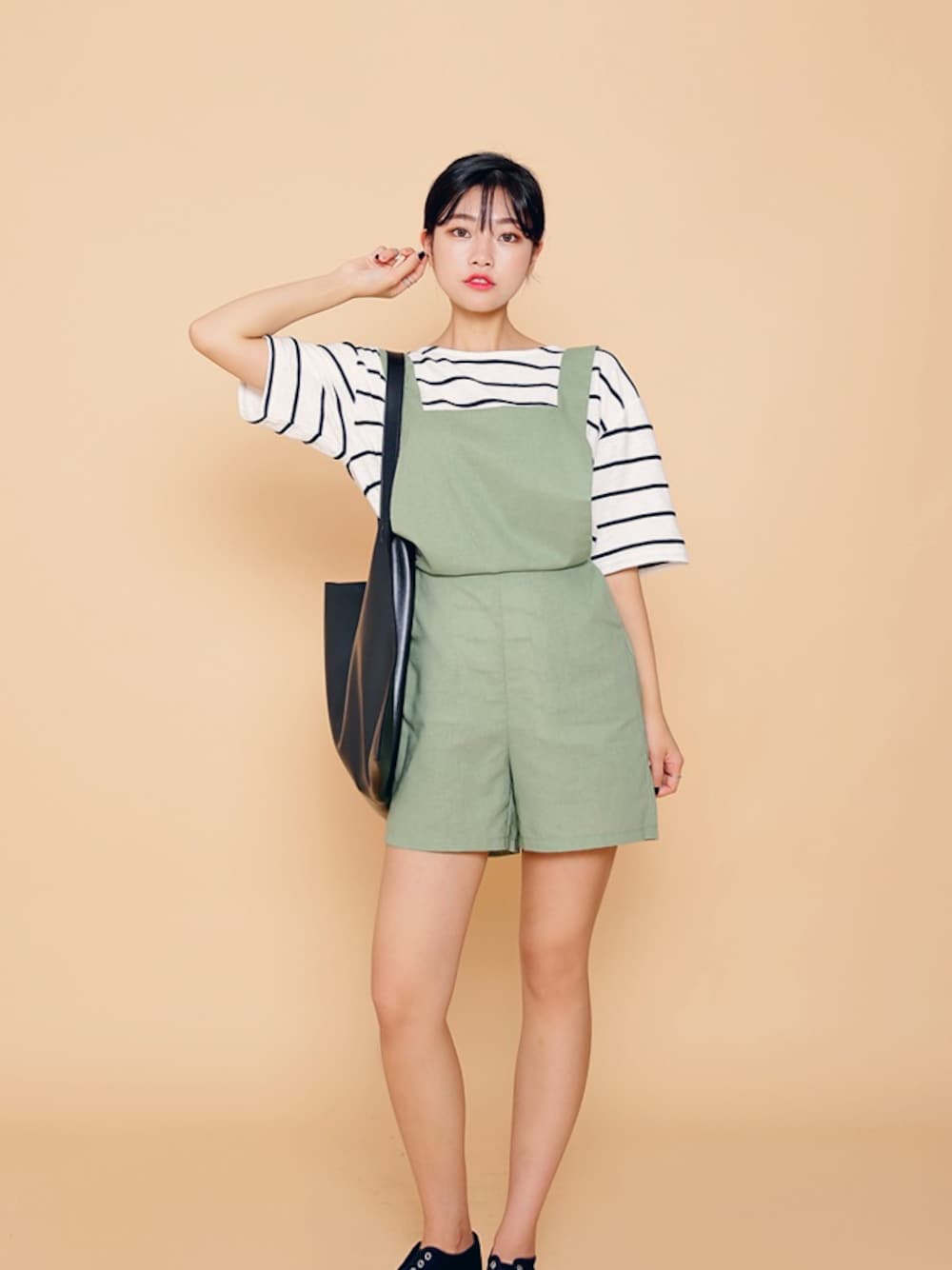 その他のサロペット/オーバーオール、ブルー系のTシャツ/カットソーを着用したレディースの夏コーディネートの1枚目の写真