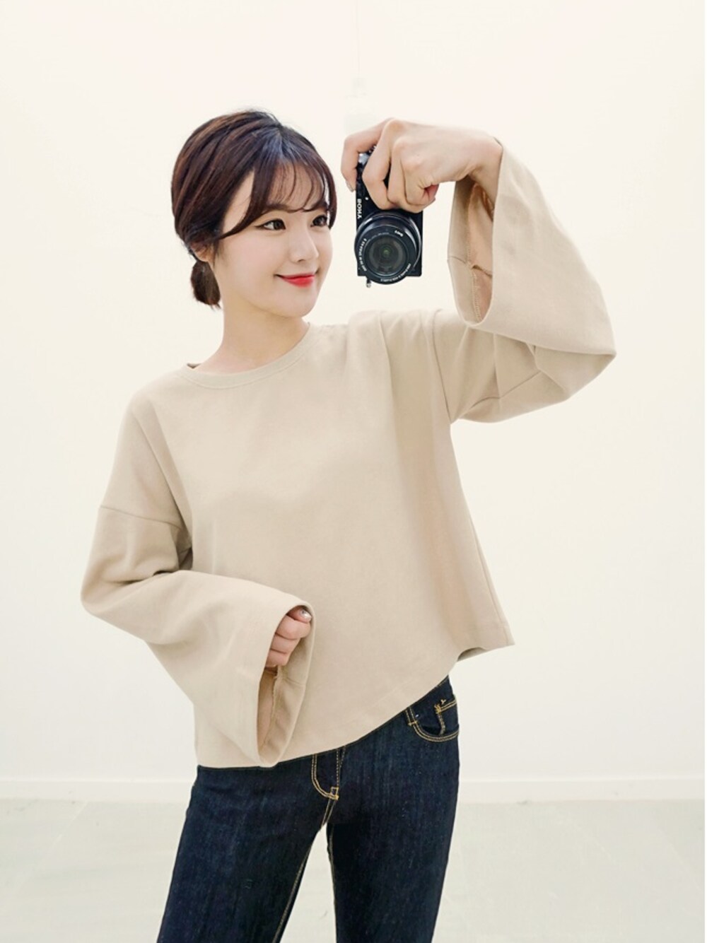 ベージュ系のTシャツ/カットソーを着用したレディースの秋コーディネートの1枚目の写真