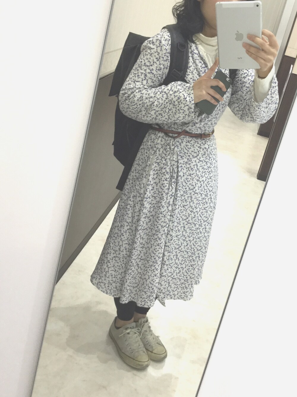 「Kastane、ワンピース×スニーカー」｜「KastaneのカシュクールOP（ワンピース、ブルー系）」を使った、ｕ☕️さん（レディース・151cm）の春コーディネートの1枚目の写真
