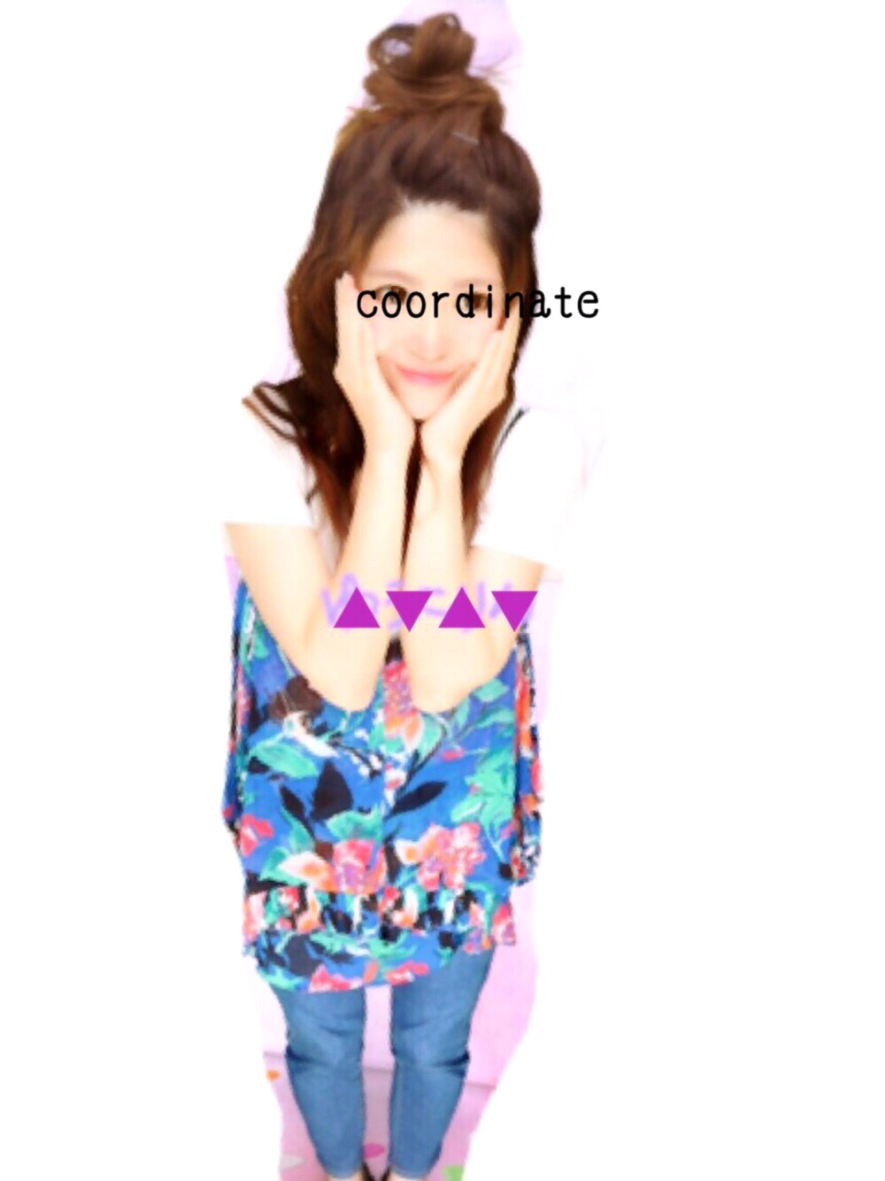 その他のトップス、ホワイト系のTシャツ/カットソー、ブルー系のデニムパンツを着用したレディースの夏コーディネートの1枚目の写真