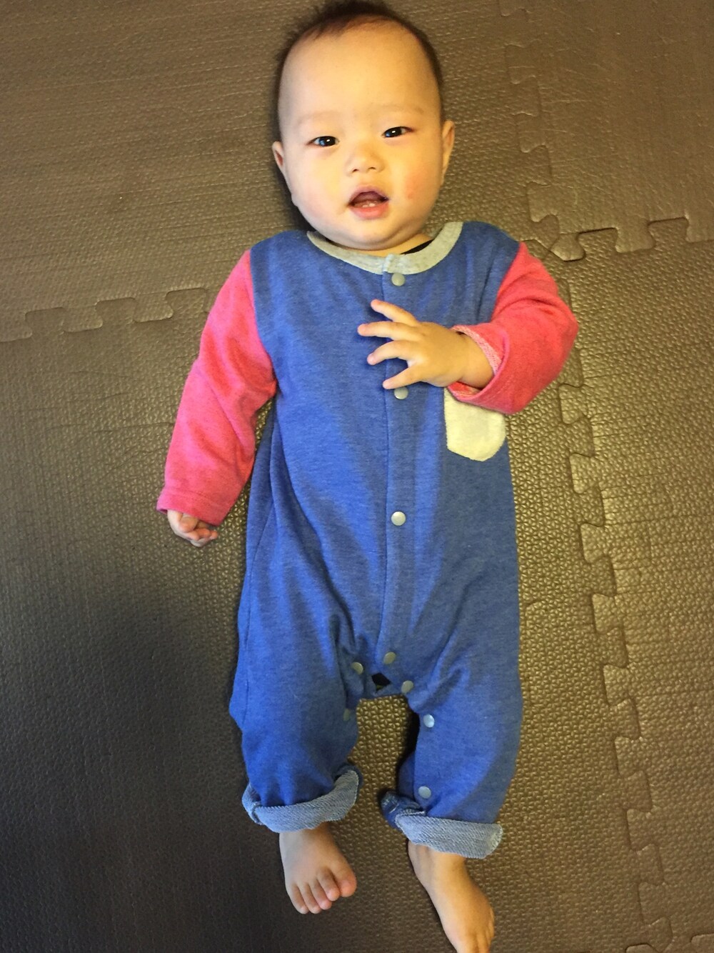 「男の子コーデ、イエローフェイス、生後7ヶ月、ベビーコーデ、０歳、ロンパース」｜「YELLOWFACEのアイテム（ロンパース、ブルー系）」を使った、ASAHIさん（キッズ・70cm）の秋コーディネートの1枚目の写真