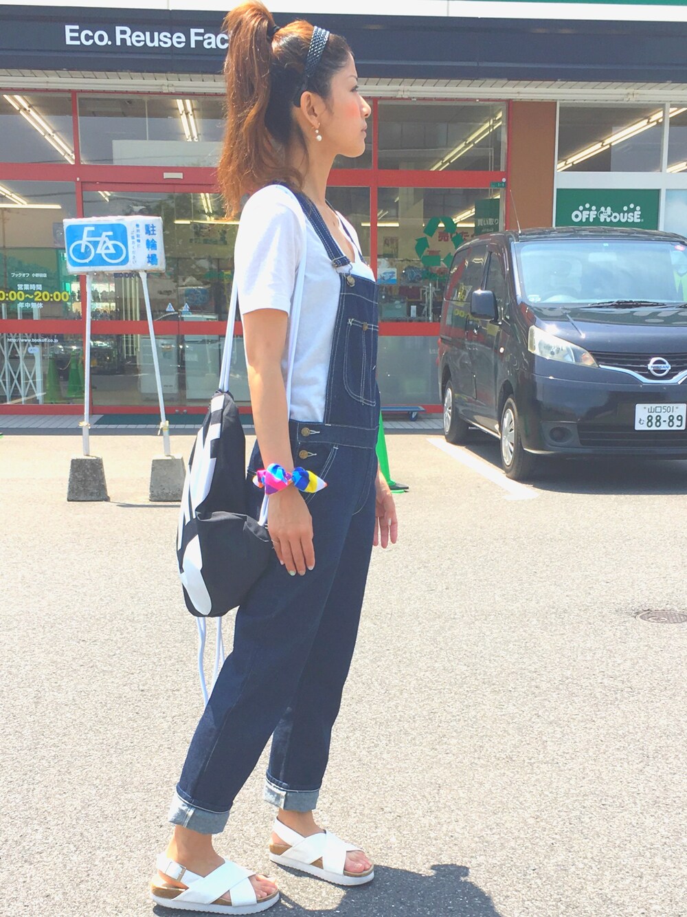 「サンダル、デニム、夏、シンプル、リュック、ナイキ、ママコーデ、LEE、プチプラ、白Tシャツ」｜「LeeのHERITAGE LITE テーパード　オーバーオール（サロペット/オーバーオール、ブルー系）」を使った、sachiさん（レディース・160cm）の夏コーディネートの1枚目の写真