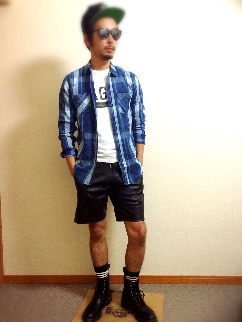 「レザーパンツ、ZARA、Dr.Martens、ショーパン、チェックシャツ」｜「SEVENTY FOURのアイテム（キャップ、ブラック系）」を使った、Tanaka Yudaさん（メンズ・177cm）の春コーディネートの1枚目の写真
