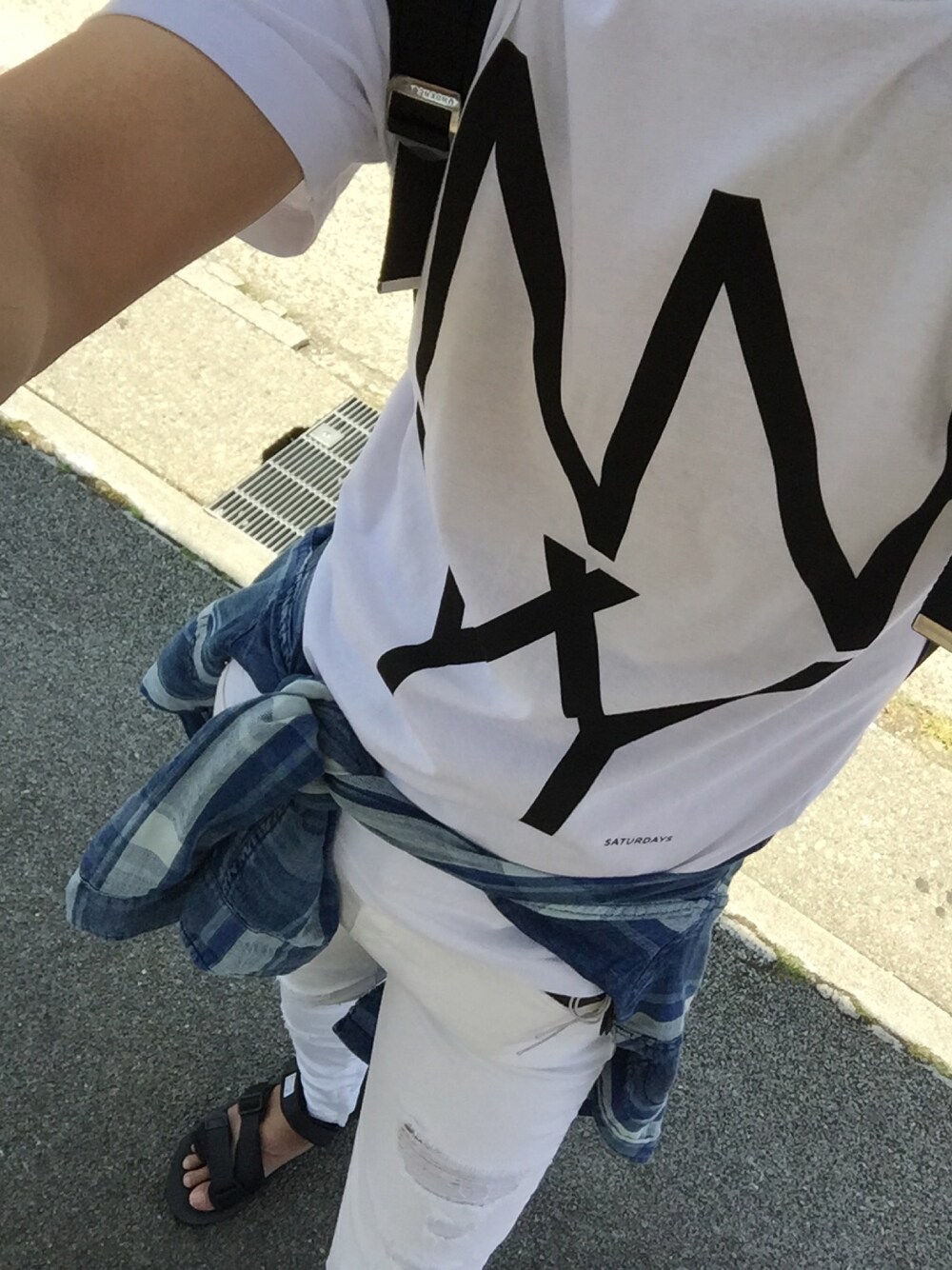 「クラッシュデニム、白コーデ、サンダル、SATURDAYS SURF NYC、ZARA、suicoke」｜「Saturdays NYCのNY STACK（Tシャツ/カットソー、ホワイト系）」を使った、Tanaka Yudaさん（メンズ・177cm）の夏コーディネートの1枚目の写真