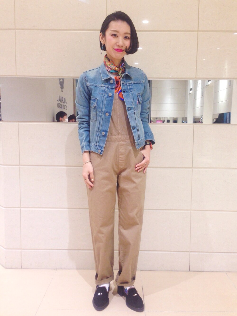 ベージュ系のサロペット/オーバーオール、ブルー系のデニムジャケット、ホワイト系のTシャツ/カットソーを着用したレディースの冬コーディネートの1枚目の写真