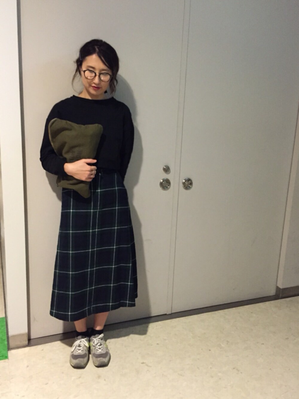 「スポーツミックス、ミモレ丈スカート、クラッチバッグ、New Balance、COMME des GARCONS、めがね、チェックスカート、ウエストイン、無地スウェット」｜「STUSSYのCanvas Document Case（ポーチ、グリーン系）」を使った、しゅがーろーるさん（レディース・163cm）の秋コーディネートの1枚目の写真