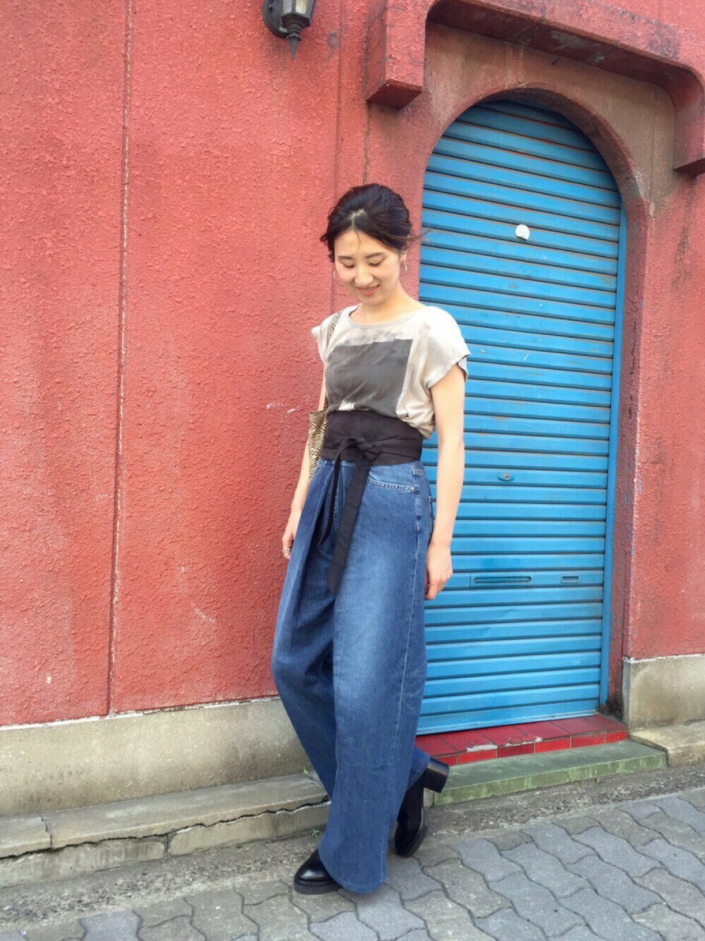 ブラック系のブーツ、グレー系のTシャツ/カットソー、ブルー系のデニムパンツを着用したレディースの夏コーディネートの1枚目の写真