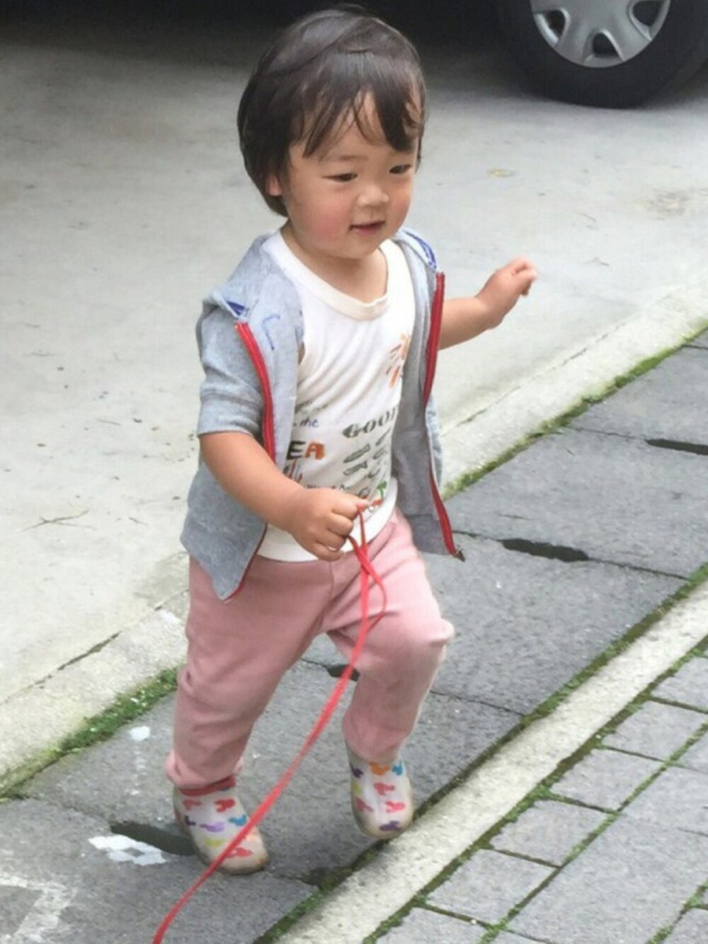 「夏コーデ、シンプル、ラフ、ホワイト、カジュアル、キッズコーデ、男の子、kids、3歳、summer」｜「apres les coursのアイテム（パーカー、グレー系）」を使った、skyouさん（キッズ・100cm）の夏コーディネートの1枚目の写真