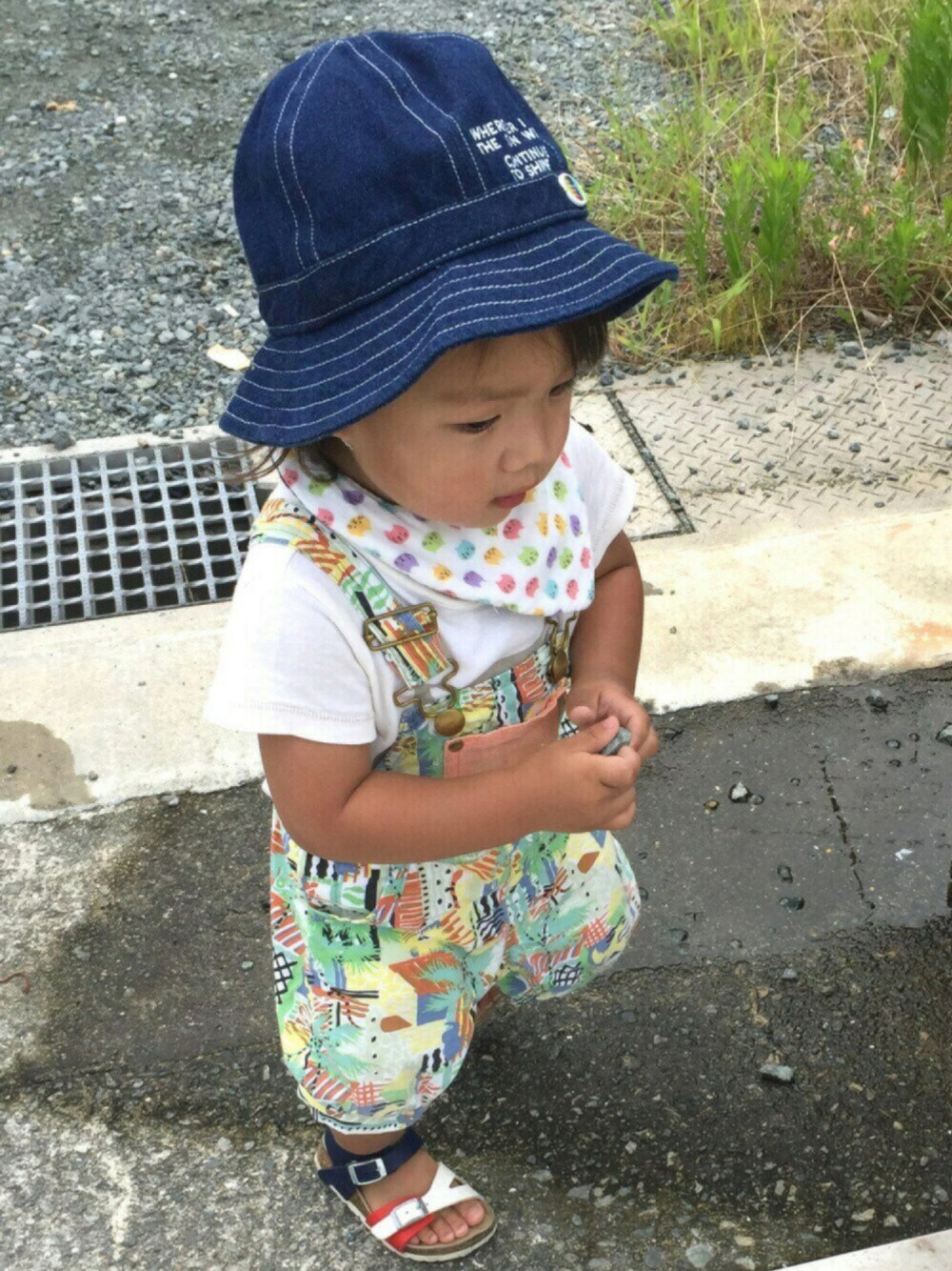 「カジュアルコーデ、サロペット、夏コーデ、総柄、公園スタイル、兄弟コーディネート、1歳、動物モチーフ、白Tシャツ、シンプルコーデ」｜「apres les coursのclassic HAT（帽子、ブルー系）」を使った、skyouさん（キッズ・90cm）の夏コーディネートの1枚目の写真