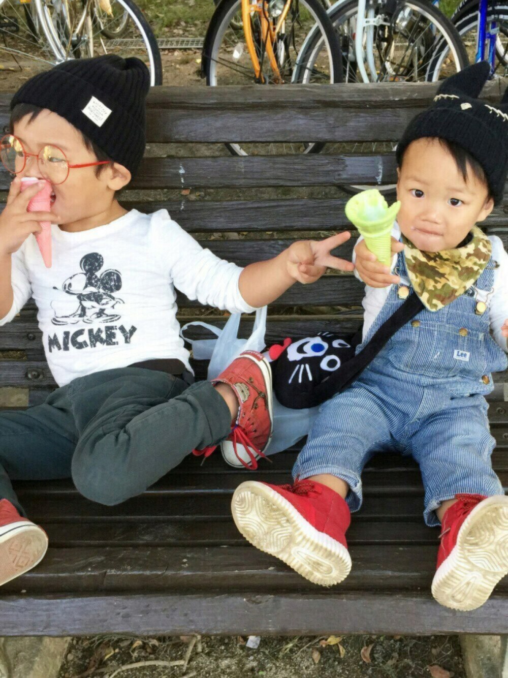 「キッズファッション、シンプルコーデ、ニット帽、秋コーデ、男の子コーデ、めがね、ラフ、プチプラ、スキニーデニム、子供カッコイイ」｜「ZARA KIDSのアイテム（その他パンツ、グリーン系）」を使った、skyouさん（キッズ・100cm）の秋コーディネートの1枚目の写真