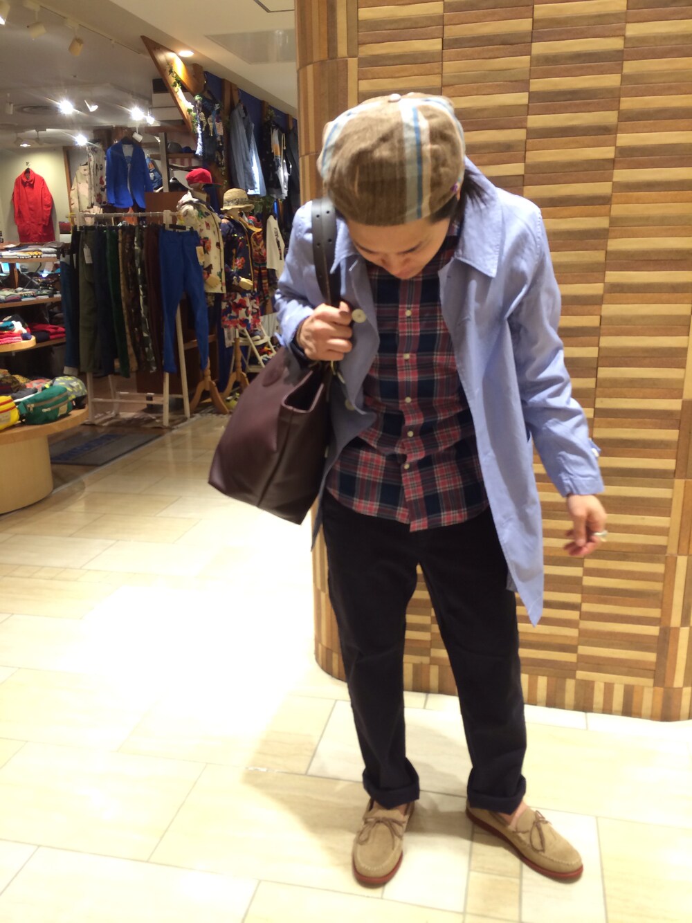 「BEAVER、ビジネススタイル」｜「BEAVERのGANT RUGGER (ガントラガー)  R Indigo Madras Shirts  (1034)（シャツ/ブラウス、ブルー系）」を使った、伊藤さん（メンズ・165cm）の春コーディネートの1枚目の写真