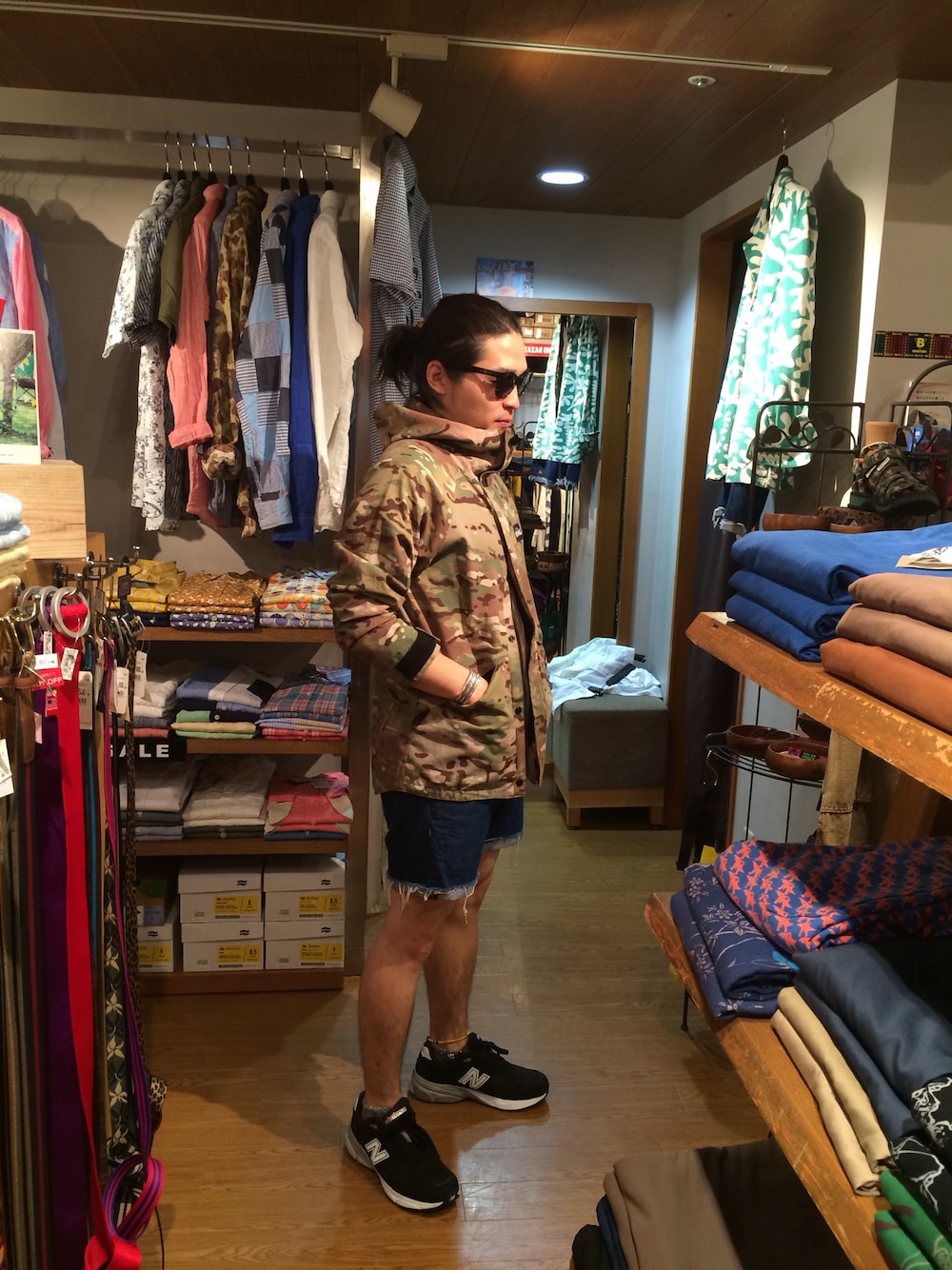 「デニム、SUNNY SPORTS、カモフラ、New Balance、ニューバランス、サングラス、BEAVER、WILDTHINGS、膝上ショーツ、ワイルド系」｜「WILD THINGSのWILD THINGS(ﾜｲﾙﾄﾞｼﾝｸﾞｽ)  別注COULOIR JACKET "Multi Camo" Men's  (575)（マウンテンパーカー、その他）」を使った、伊藤さん（メンズ・165cm）の夏コーディネートの1枚目の写真