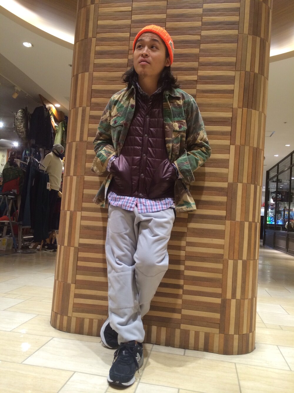 「インナーダウン、ミリタリージャケット、カモフラ、New Balance、フリースパンツ、and wander、実は暑いです、ビーニー、BEAVER」｜「BEAVERのMANASTASH(マナスタッシュ)  KNIT CUFF BEANIE  (617)（ニットキャップ/ビーニー、オレンジ系）」を使った、伊藤さん（メンズ・165cm）の秋コーディネートの1枚目の写真