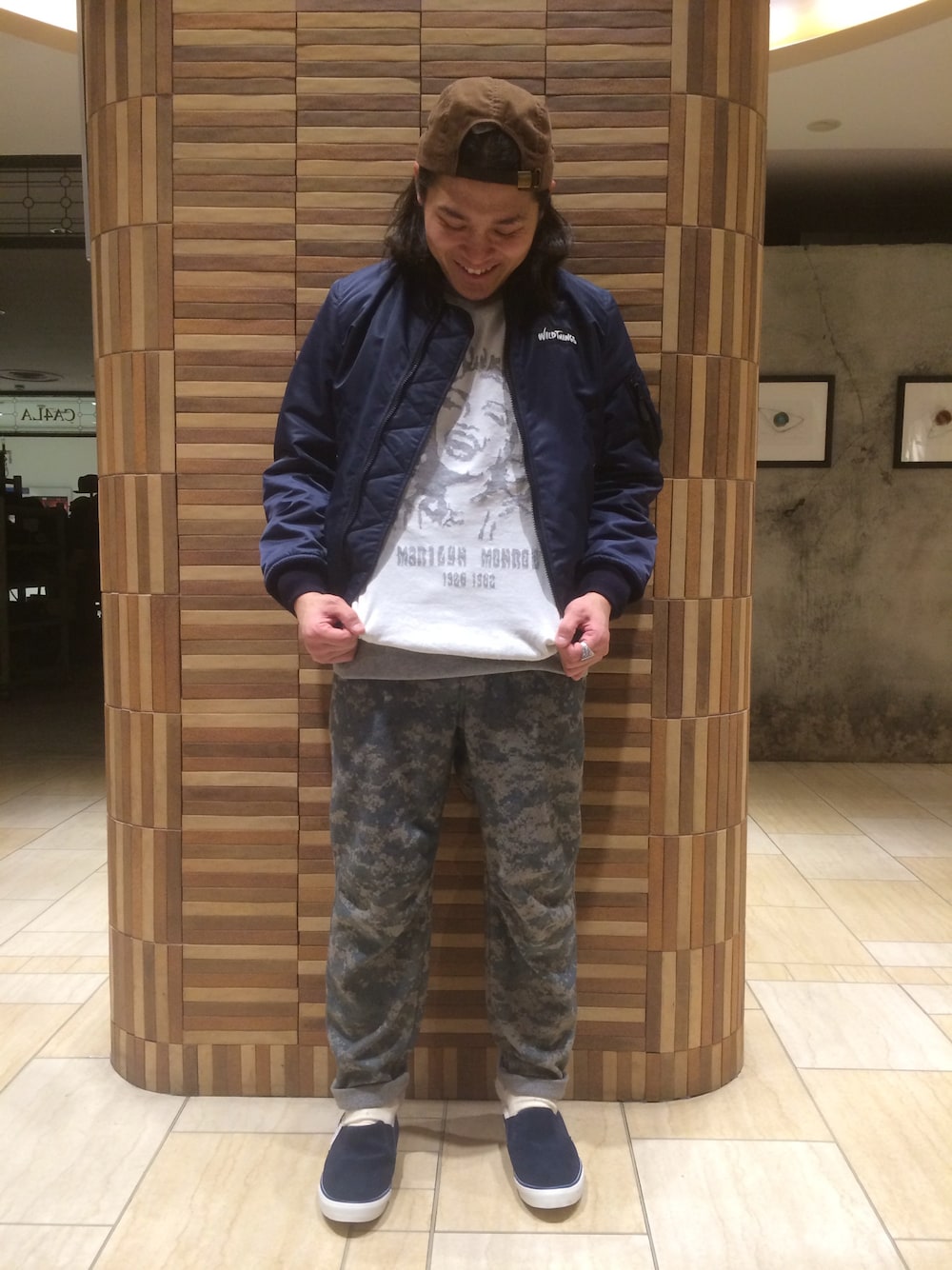 「ネイビー×ホワイト、MA-1、デジカモ、カモ柄パンツ、スリッポン、ボアスニーカー、マリリンモンロー、BEAVER」｜「ADONUST.YのADONUST.Y/アドナスティ × Ｉnsonnia/インソニア　STDRD/MONROE KNIT　(501) （ニット/セーター、グレー系）」を使った、伊藤さん（メンズ・165cm）の冬コーディネートの1枚目の写真