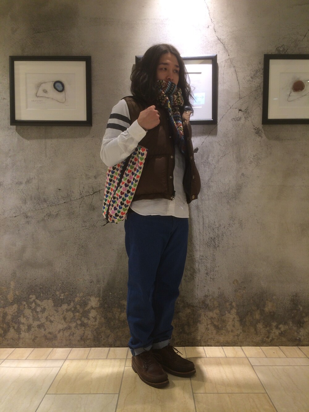 ブラウン系のダウンベスト、ホワイト系のシャツ/ブラウス、ブルー系のデニムパンツを着用したメンズの冬コーディネートの1枚目の写真