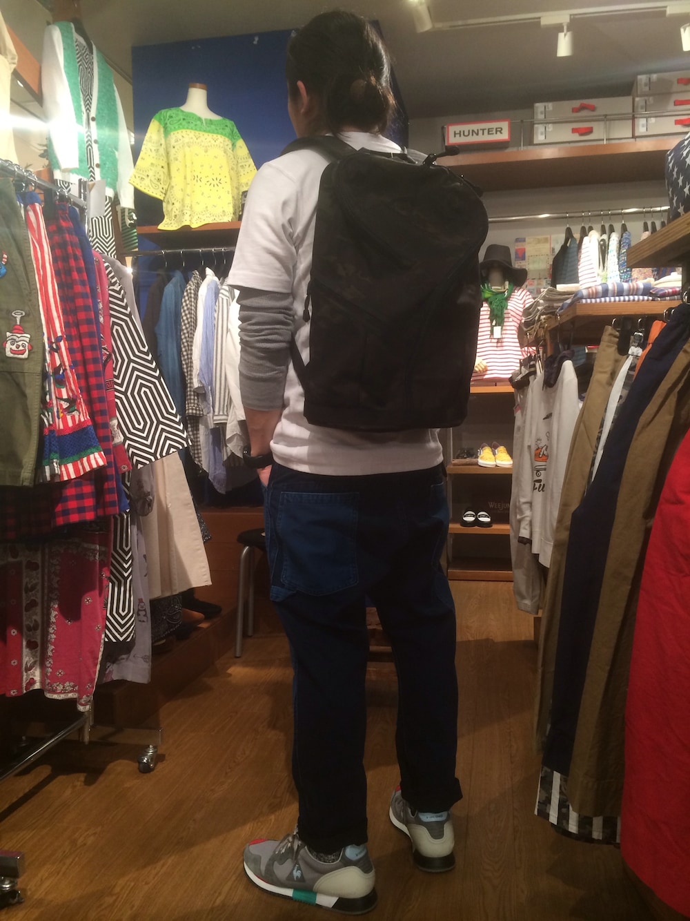 「グレーのタートルネック、春よ来い、シンプルコーデ、白Tシャツ×デニム、重ね着、切り替え、デニム、ちょっとそこまで、BEAVER、名古屋」｜「ChampionのChampion/チャンピオン × BEAVER　別注 REVERSE WEAVE TEE　(1047)（Tシャツ/カットソー、ホワイト系）」を使った、伊藤さん（メンズ・165cm）の春コーディネートの1枚目の写真