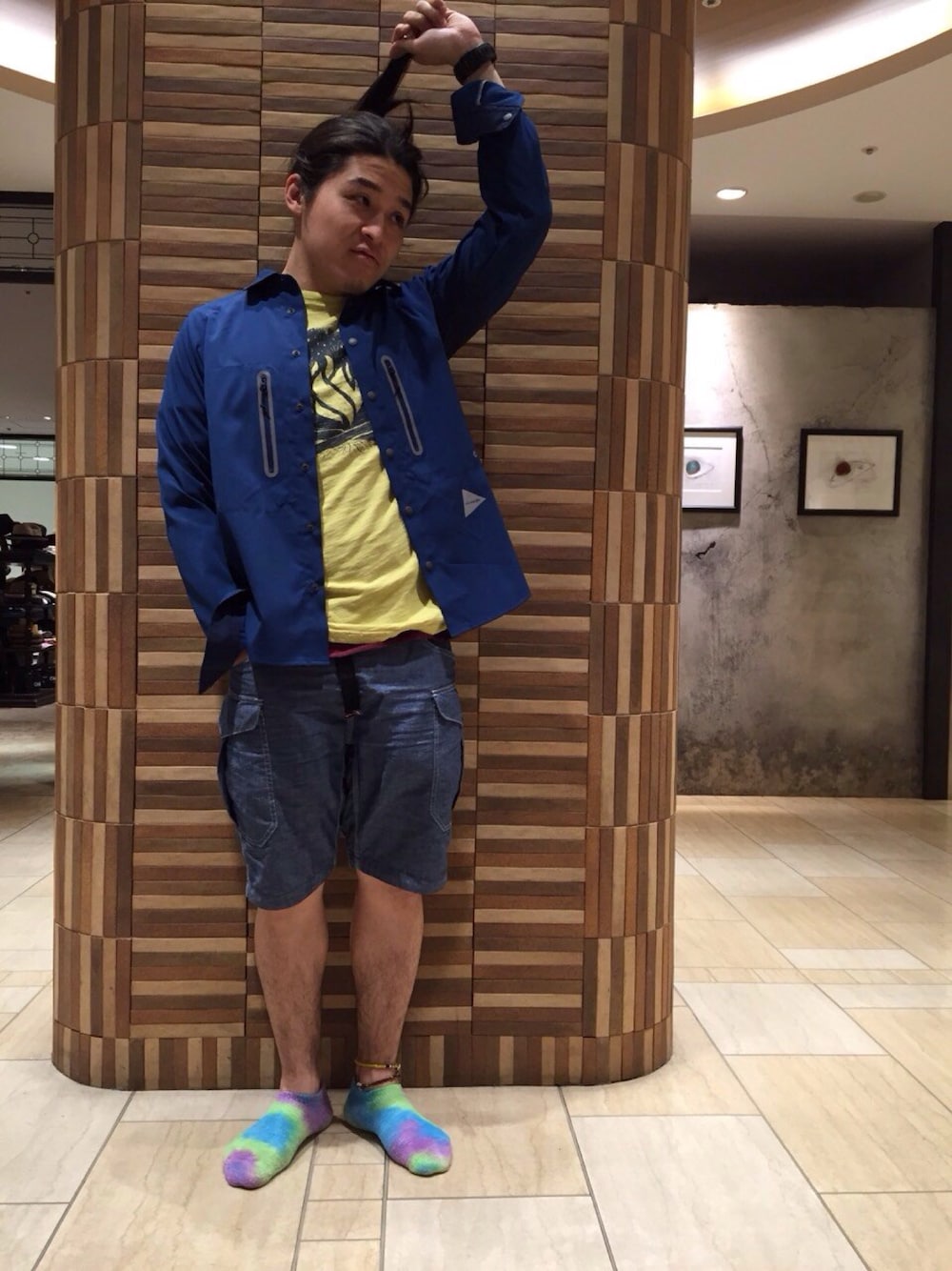 「and wander、WILDTHINGS、KATO'、コラボ、別注、機能性素材、シャンブレー」｜「BEAVERのand wander/アンドワンダー　Tech Long Sleeve Shirts　(4065)（シャツ/ブラウス、ブルー系）」を使った、伊藤さん（メンズ・165cm）の春コーディネートの1枚目の写真