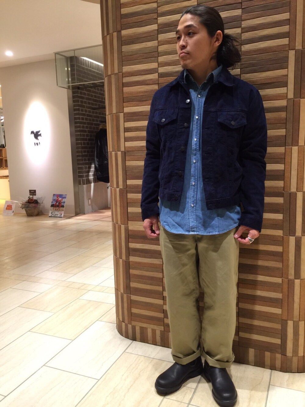 ブルー系のシャツ/ブラウス、ベージュ系のチノパンツ、ブラウン系のブーツを着用したメンズの秋コーディネートの1枚目の写真