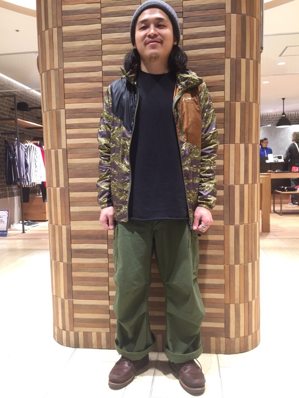 「ナイロンパーカー、アメカジ、スウェット、カーゴパンツ、カモフラ、カットオフ、ワークブーツ、BEAVER」｜「GramicciのGRAMICCI/グラミチ　TALECUT SWEAT/EMBROIDERY　(149)（スウェット、ブラック系）」を使った、伊藤さん（メンズ・165cm）の冬コーディネートの1枚目の写真