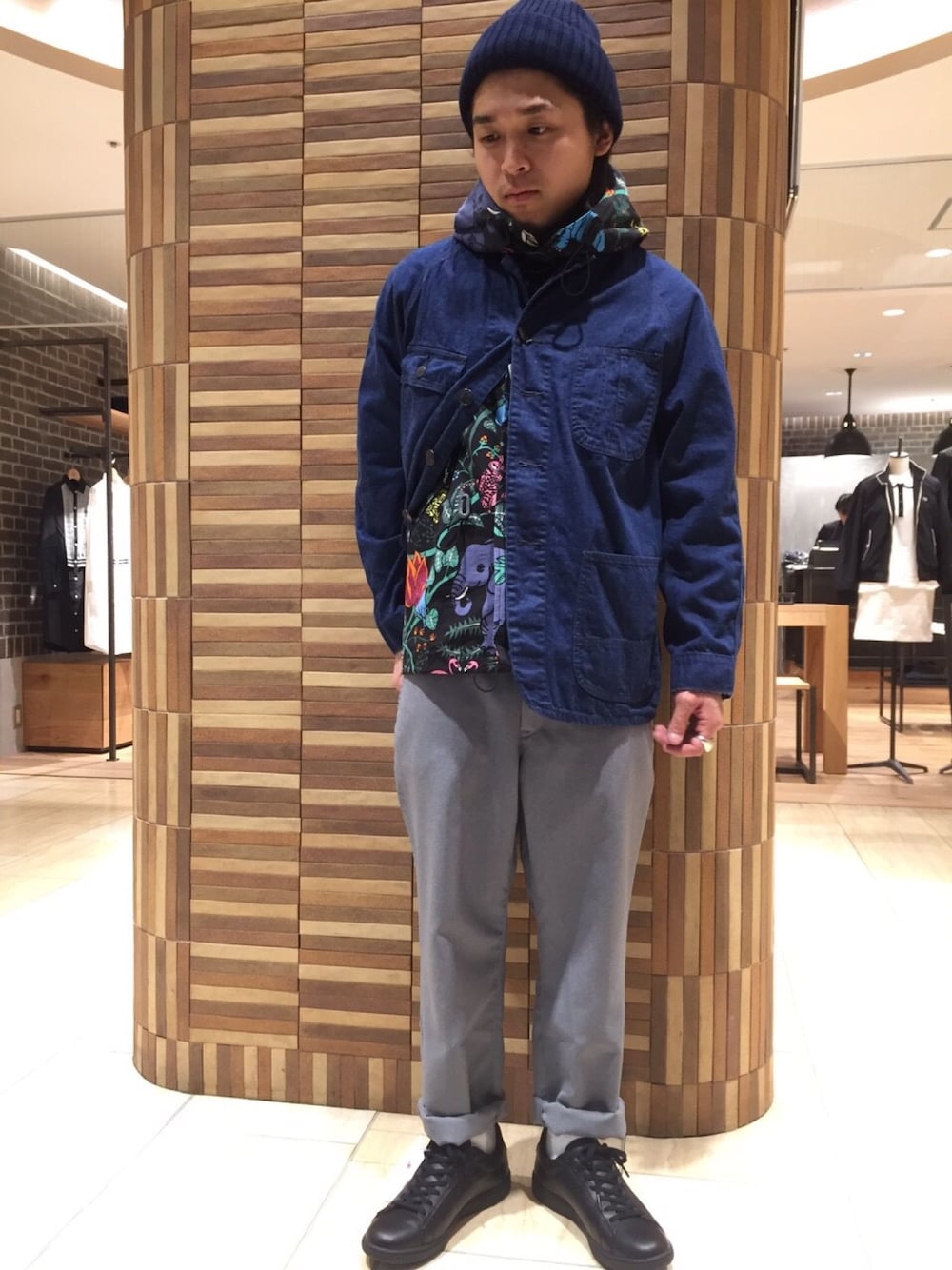 「スラックス、カバーオール、ノーカラー、NEEDLES、bohemians、le coq sportif、デニム、BEAVER」｜「BOHEMIANSのBOHEMIANS/ボヘミアンズ　別注Jungle Army Parka Men's　(4)（マウンテンパーカー、ブラック系）」を使った、伊藤さん（メンズ・165cm）の冬コーディネートの1枚目の写真