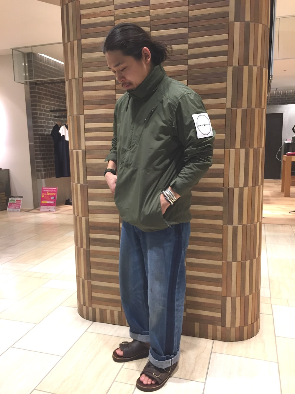 「BRU NA BOINNE、デニムパンツ、プルオーバー、オールバック、ミリタリー、白Tシャツ、BEAVER、名古屋」｜「BEAVERのBURLAP OUTFITTER/バーラップアウトフィッター　別注SUPPLEX WIND SHIRT　(575)（ブルゾン、グリーン系）」を使った、伊藤さん（メンズ・165cm）の夏コーディネートの1枚目の写真