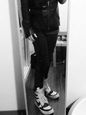 「DRKSHDW by RICK OWENS（ダークシャドウ バイ リックオウエンス）のアイテム（デニムパンツ）」を使った、HaydenHaoyさん（メンズ・180cm）の春コーディネート
