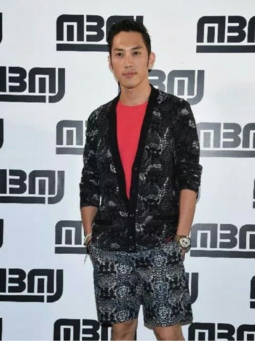 「MARC JACOBSのアイテム（ニット/セーター、ブラック系）」を使った、mak chau shingさん（メンズ・170cm）の夏コーディネートの1枚目の写真