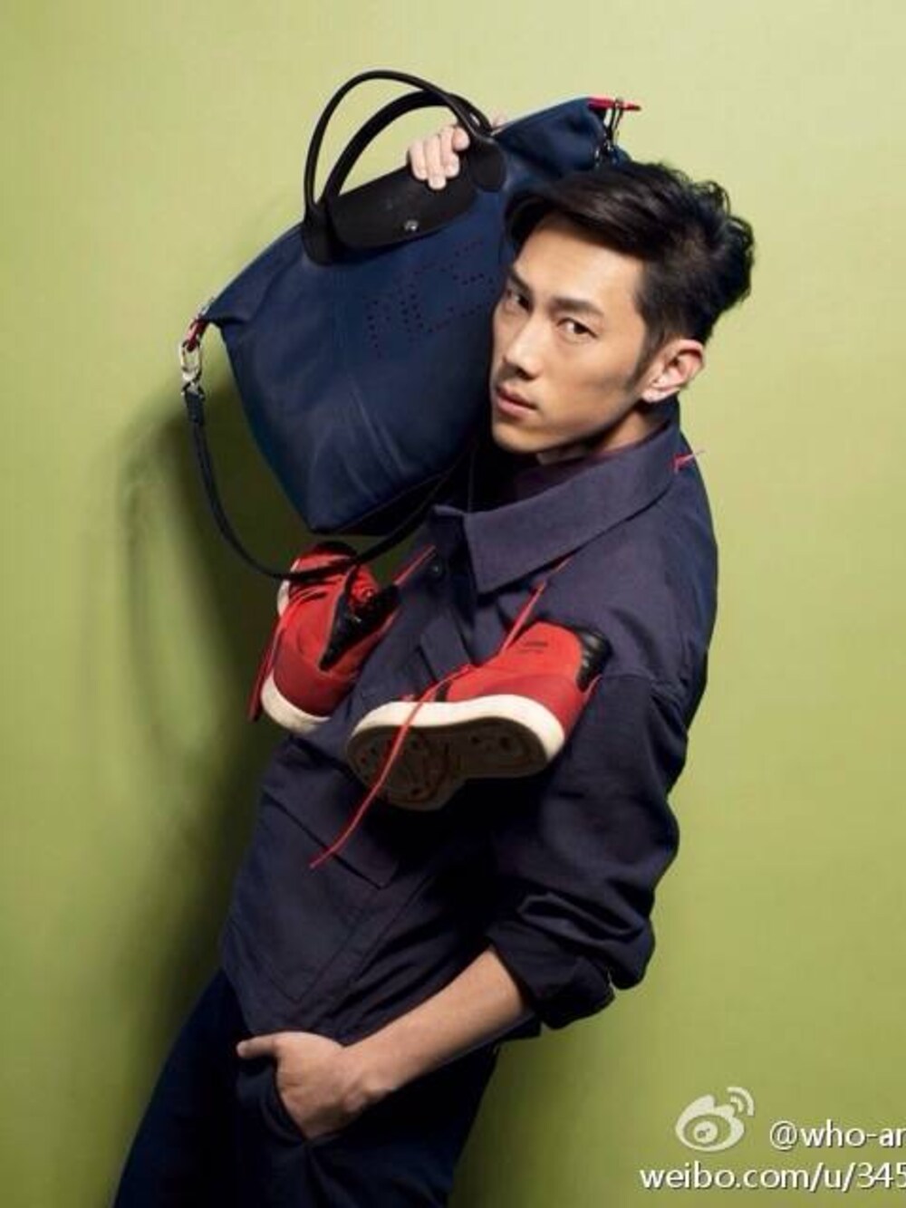 「adidasのアイテム（スニーカー、レッド系）」を使った、mak chau shingさん（メンズ・170cm）の夏コーディネートの1枚目の写真