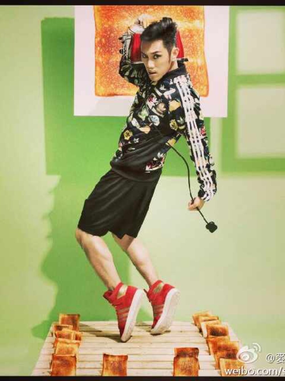 「adidasのアイテム（スニーカー、レッド系）」を使った、mak chau shingさん（メンズ・170cm）の夏コーディネートの1枚目の写真