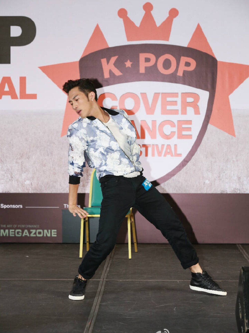 「CHOCOLATEのアイテム（その他パンツ、ブラック系）」を使った、mak chau shingさん（メンズ・170cm）の秋コーディネートの1枚目の写真