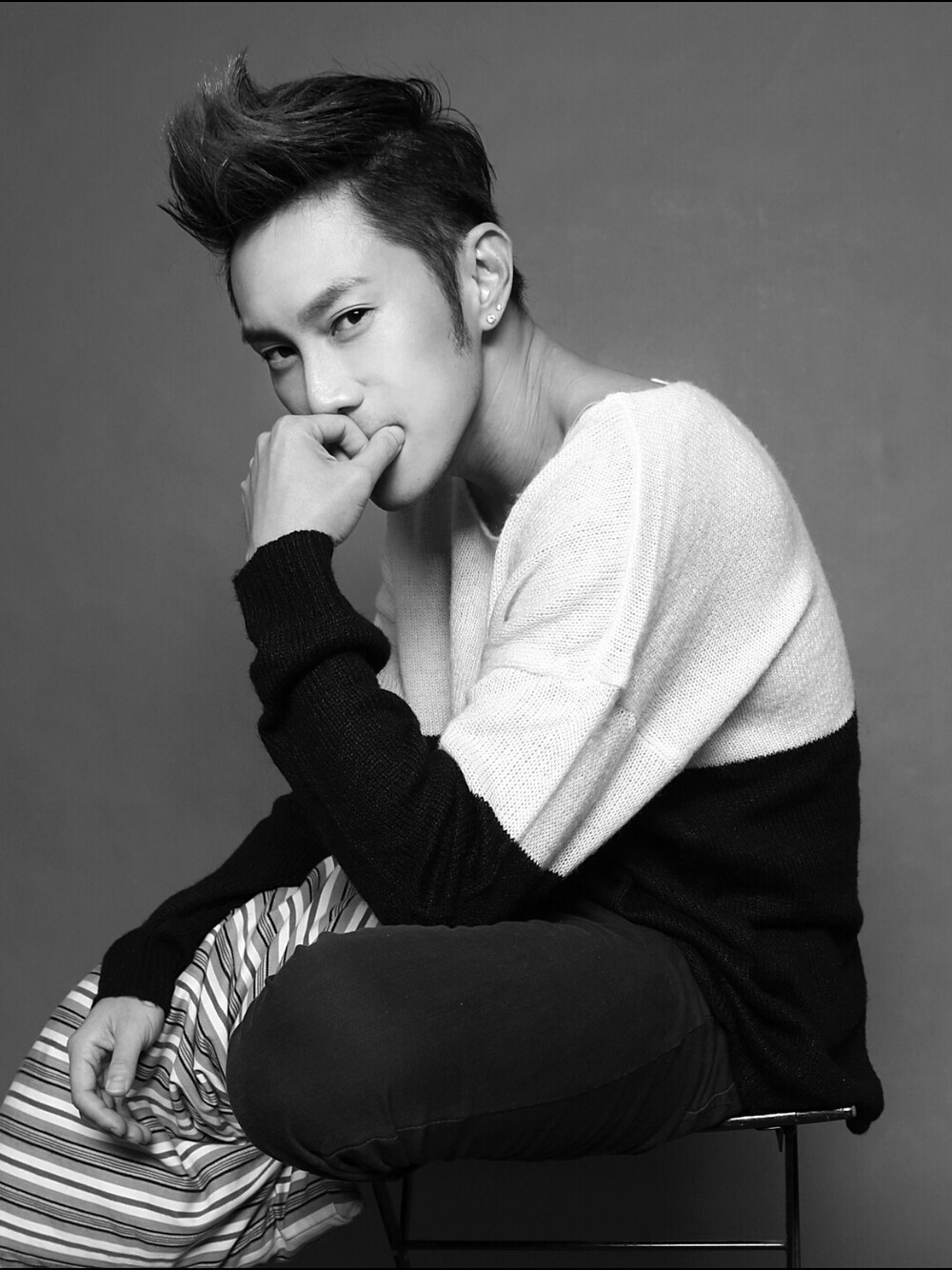 「H&Mのアイテム（ニット/セーター、ホワイト系）」を使った、mak chau shingさん（メンズ・170cm）の秋コーディネートの1枚目の写真