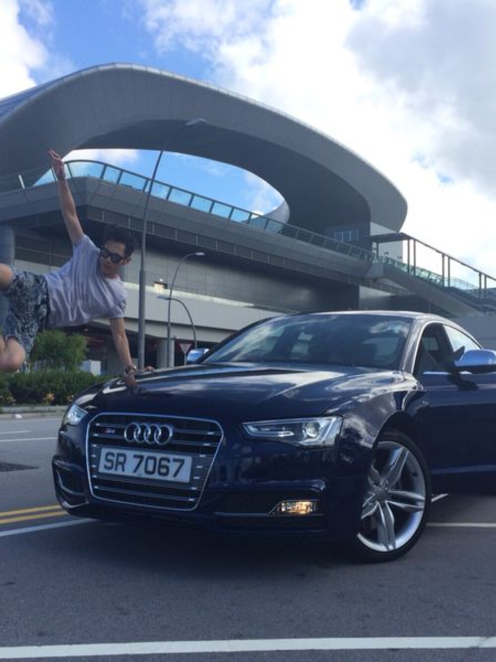 「Audi S5のアイテム（その他、ブルー系）」を使った、mak chau shingさん（メンズ・170cm）の秋コーディネートの1枚目の写真