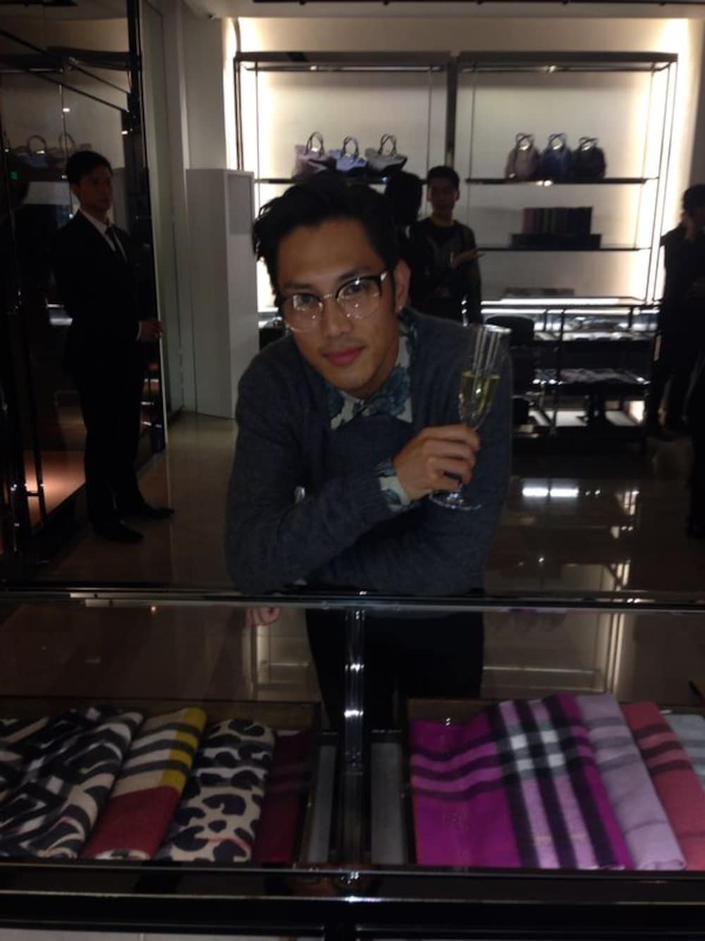 「BURBERRYのアイテム（ニット/セーター、グレー系）」を使った、mak chau shingさん（メンズ・170cm）の秋コーディネートの1枚目の写真