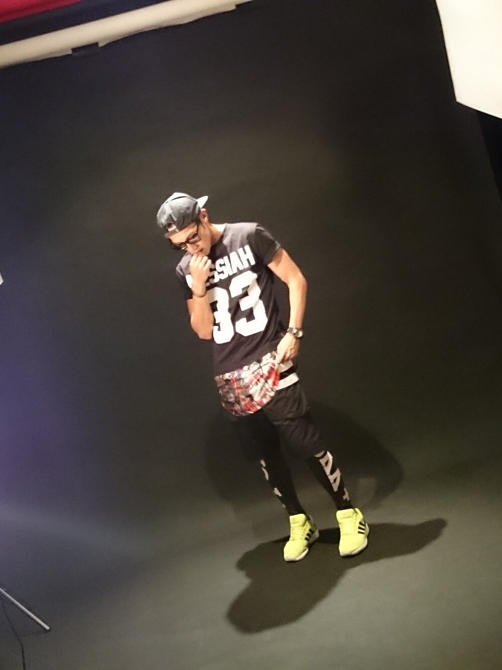 「adidasのアイテム（スニーカー、イエロー系）」を使った、mak chau shingさん（メンズ・170cm）の秋コーディネートの1枚目の写真