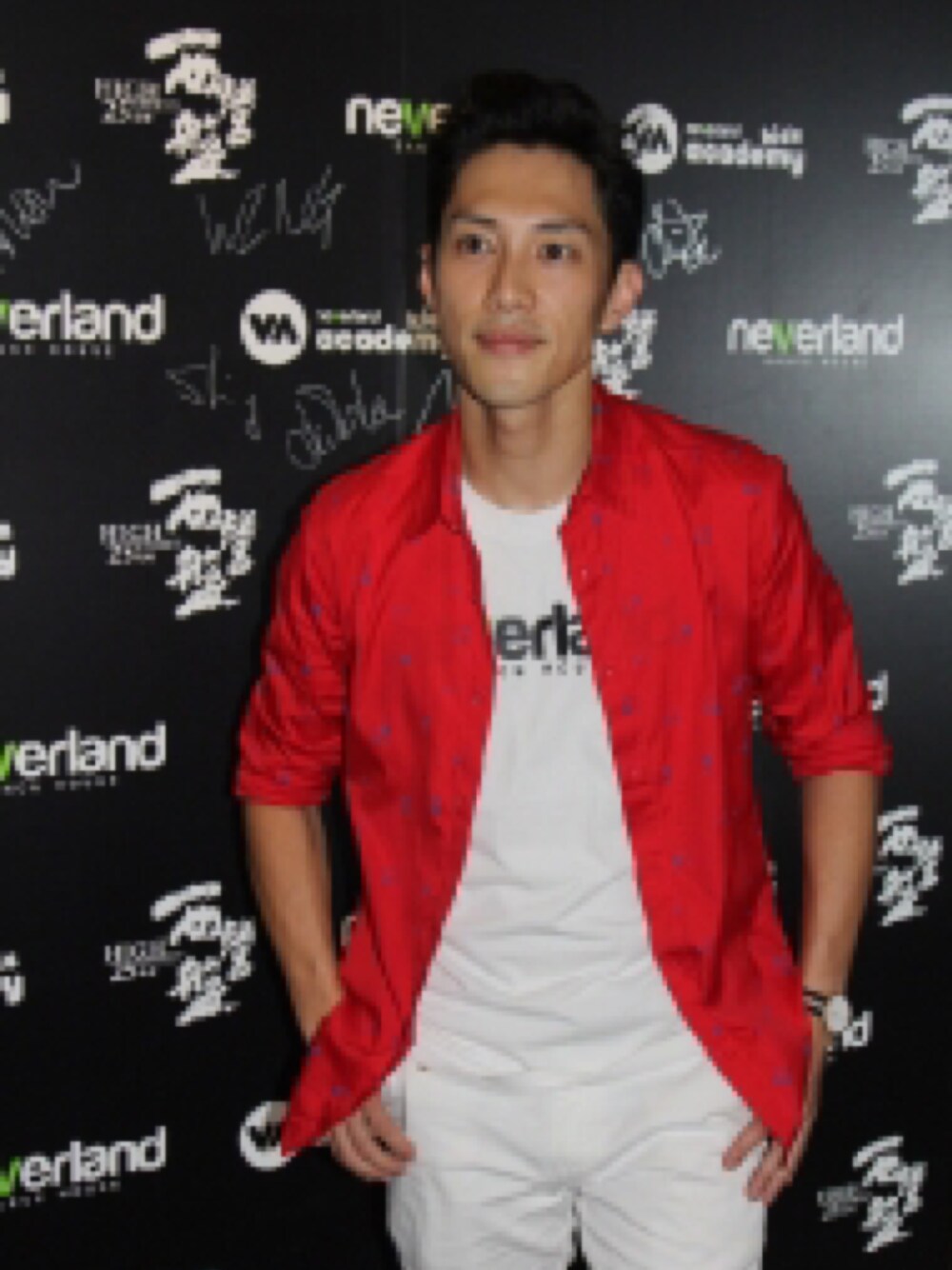 「agnes b.のアイテム（Tシャツ/カットソー、レッド系）」を使った、mak chau shingさん（メンズ・172cm）の夏コーディネートの1枚目の写真