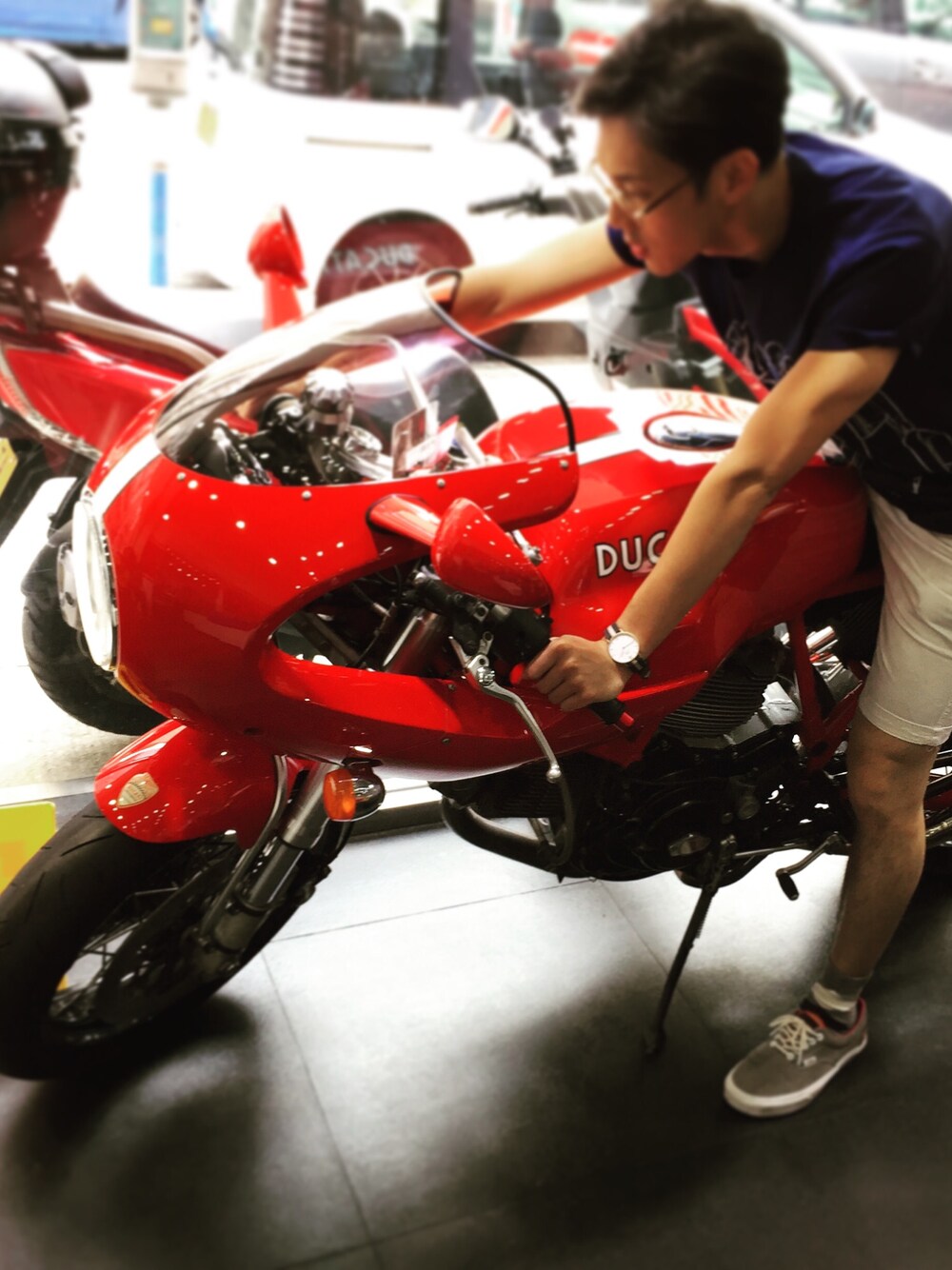 「Ducatiのアイテム（おもちゃ、レッド系）」を使った、mak chau shingさん（メンズ・172cm）の夏コーディネートの1枚目の写真