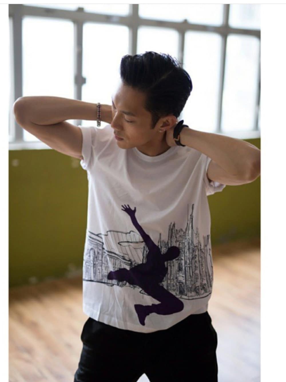 「ZEGNAのアイテム（Tシャツ/カットソー、ホワイト系）」を使った、mak chau shingさん（メンズ・172cm）の夏コーディネートの1枚目の写真