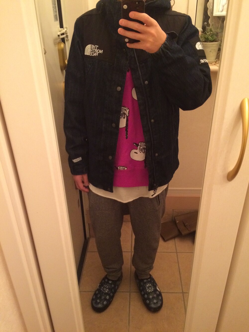 パープル系のスウェット、ブルー系のマウンテンパーカー、ホワイト系のTシャツ/カットソーを着用したメンズの冬コーディネートの1枚目の写真