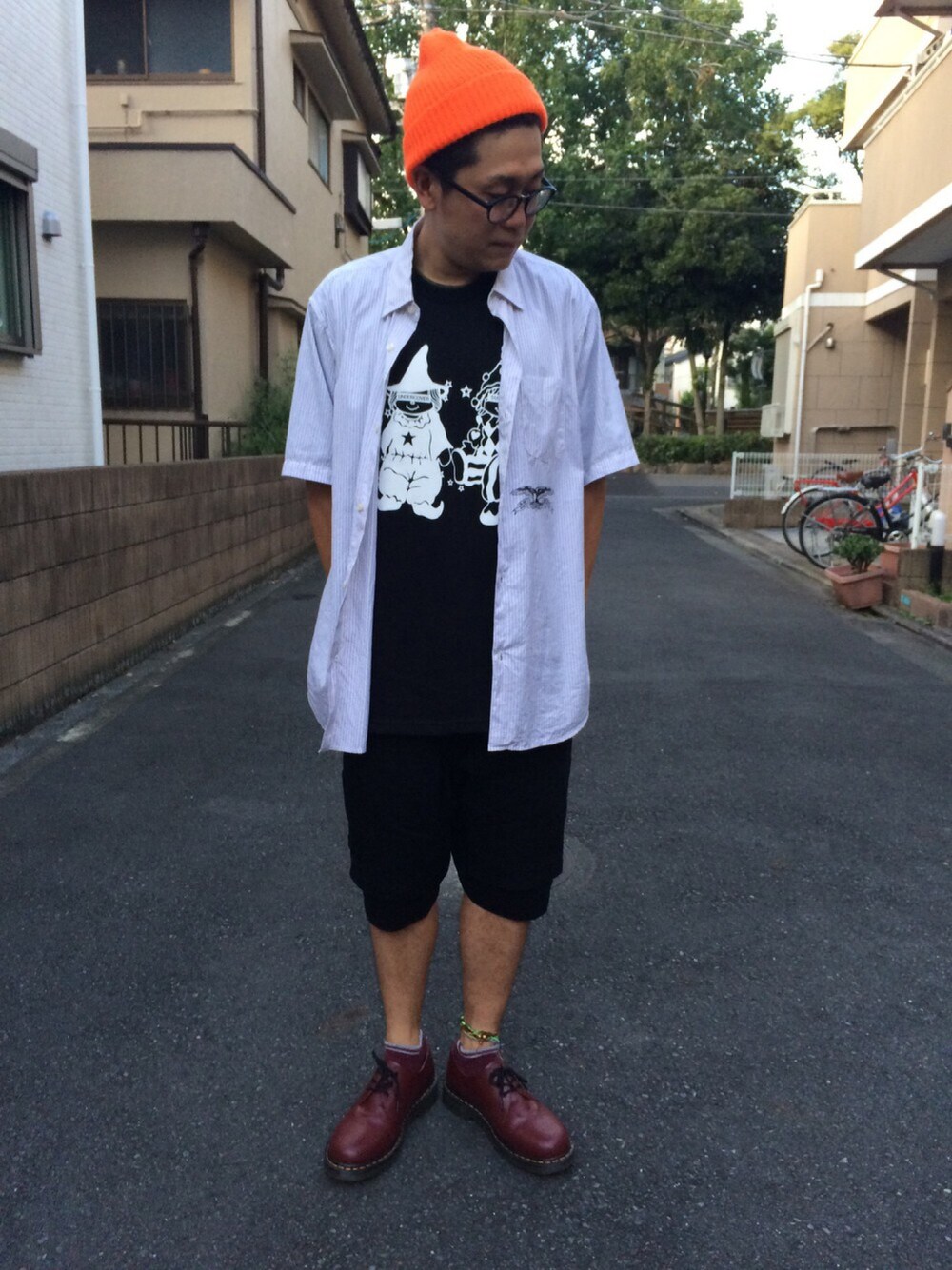 ホワイト系のシャツ/ブラウス、ブラック系のTシャツ/カットソー、ブラック系のパンツを着用したメンズの秋コーディネートの1枚目の写真