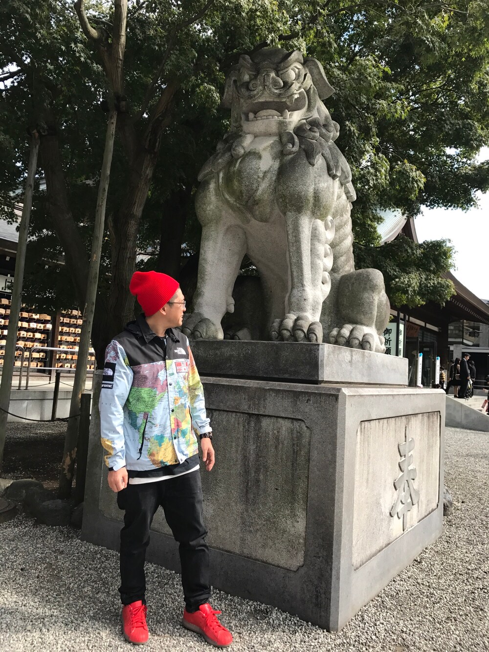 「supreme、コーチジャケット、アディダス、ビーニー帽、マップ柄」｜「Supreme のアイテム（ニットキャップ/ビーニー、レッド系）」を使った、りょーたさん（メンズ・170cm）の秋コーディネートの1枚目の写真