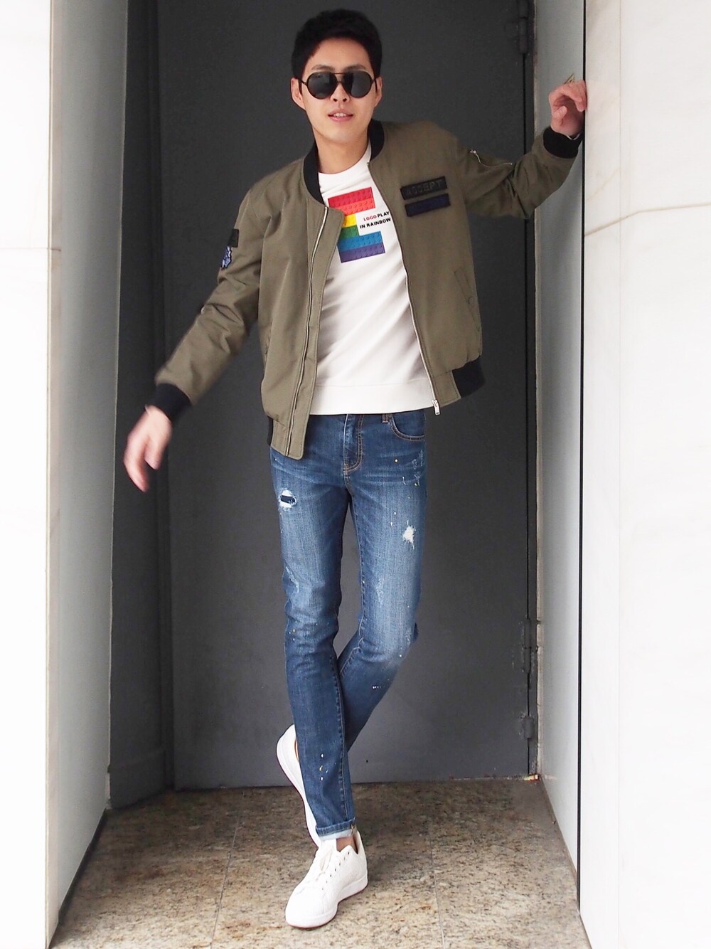 グリーン系のその他アウター、ブルー系のデニムパンツを着用したメンズの春コーディネートの1枚目の写真