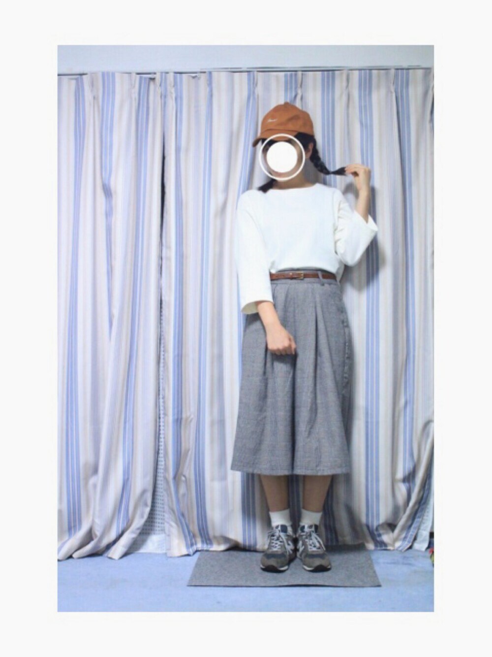 「シンプル、休日スタイル、カジュアル、テラコッタ、ガウチョパンツ、白Tシャツ、ニューバランス、三つ編み、秋コーデ、キャップ」｜「ems exciteのアイテム（その他パンツ、グレー系）」を使った、すみカピさん（レディース・157cm）の秋コーディネートの1枚目の写真
