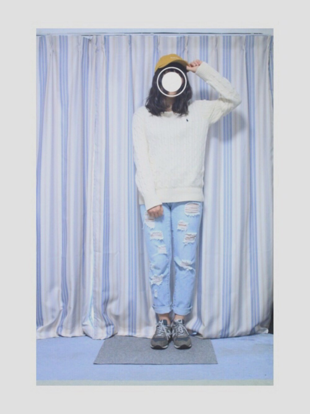 「休日スタイル、スニーカー、カジュアル、シンプル、キャップ、白ニット、ダメージデニムパンツ、ニューバランス、Ralph Lauren、高校生」｜「KICKS LAB.のアイテム（スニーカー、グレー系）」を使った、すみカピさん（レディース・157cm）の冬コーディネートの1枚目の写真