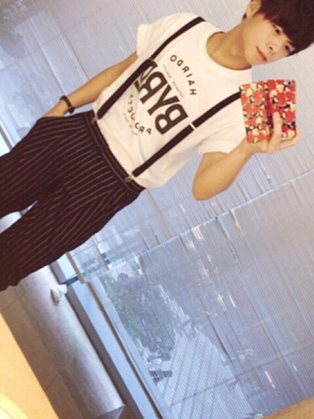 「JOURNAL STANDARDのアイテム（Tシャツ/カットソー、ホワイト系）」を使った、ともさん（メンズ・177cm）の秋コーディネートの1枚目の写真