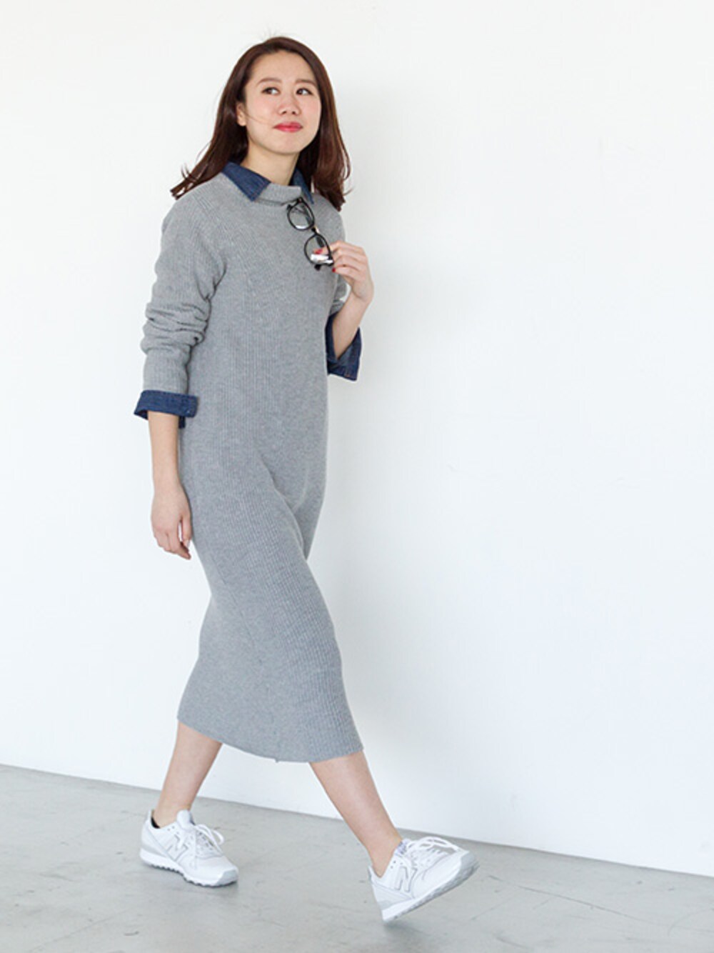 「カジュアル、New Balance、デニムシャツ、ニットワンピース、レイヤードスタイル、休日スタイル、ボトルネック、NATURAL BEAUTY BASIC、ナチュラルビューティーベーシック、NBB」｜「NATURAL BEAUTY BASICの60Zデニムシャツ（シャツ/ブラウス、ブルー系）」を使った、NBB STAFF 09さん（レディース・157cm）の冬コーディネートの1枚目の写真