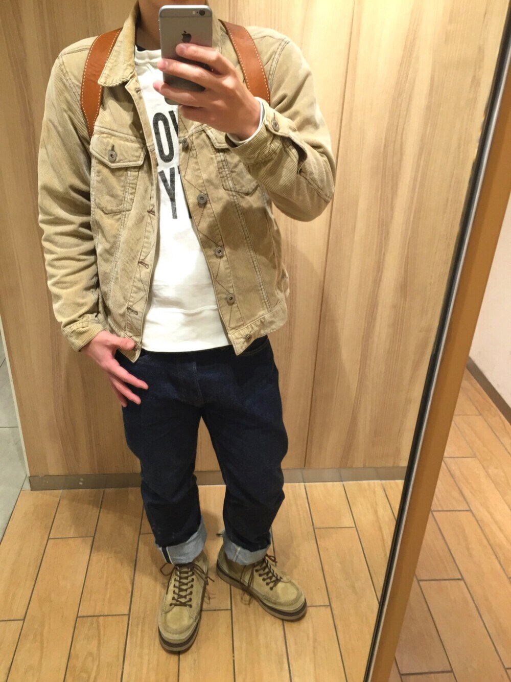 ベージュ系のブルゾン、ホワイト系のTシャツ/カットソー、ベージュ系のモカシン/デッキシューズを着用したメンズの冬コーディネートの1枚目の写真