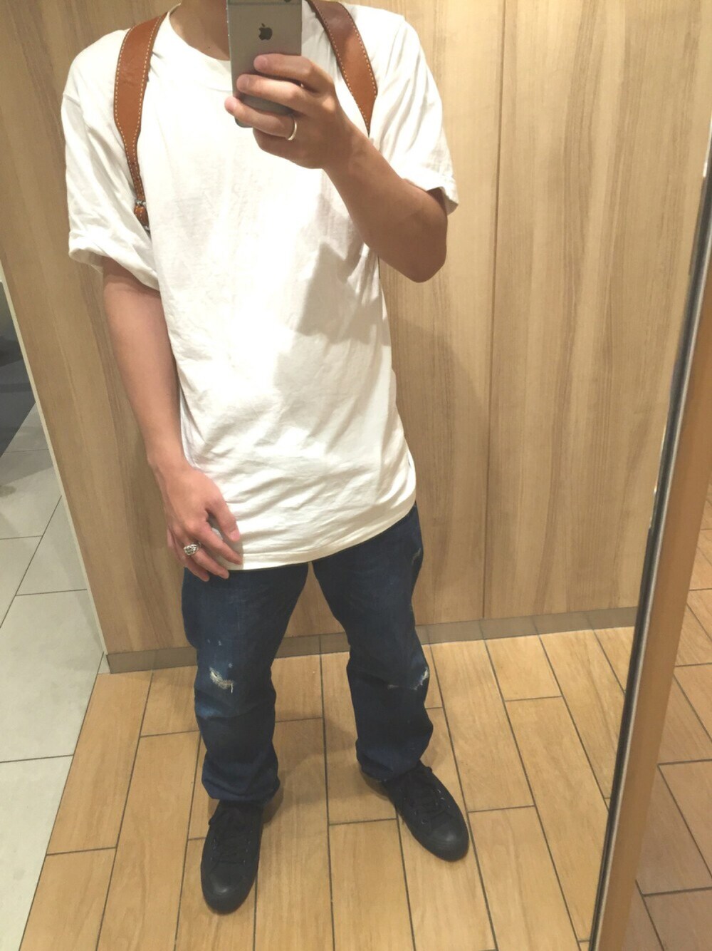 ホワイト系のTシャツ/カットソー、ブルー系のデニムパンツ、ブラック系のスニーカーを着用したメンズの夏コーディネートの1枚目の写真