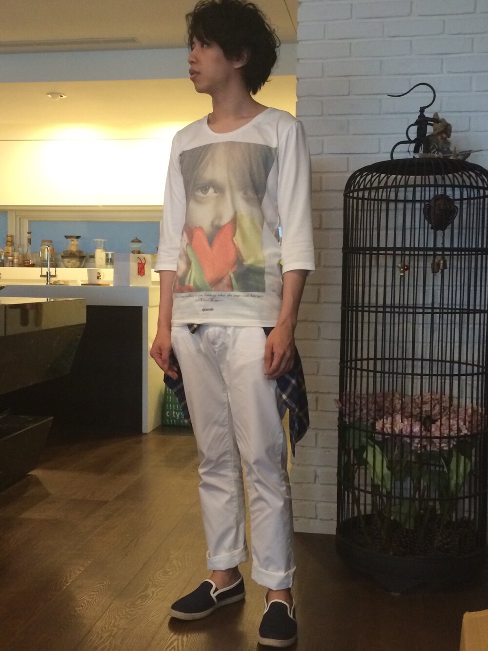 「オールホワイト、腰巻きスタイル」｜「glambのPrint T（Tシャツ/カットソー、ホワイト系）」を使った、hAoさん（メンズ・176cm）の夏コーディネートの1枚目の写真
