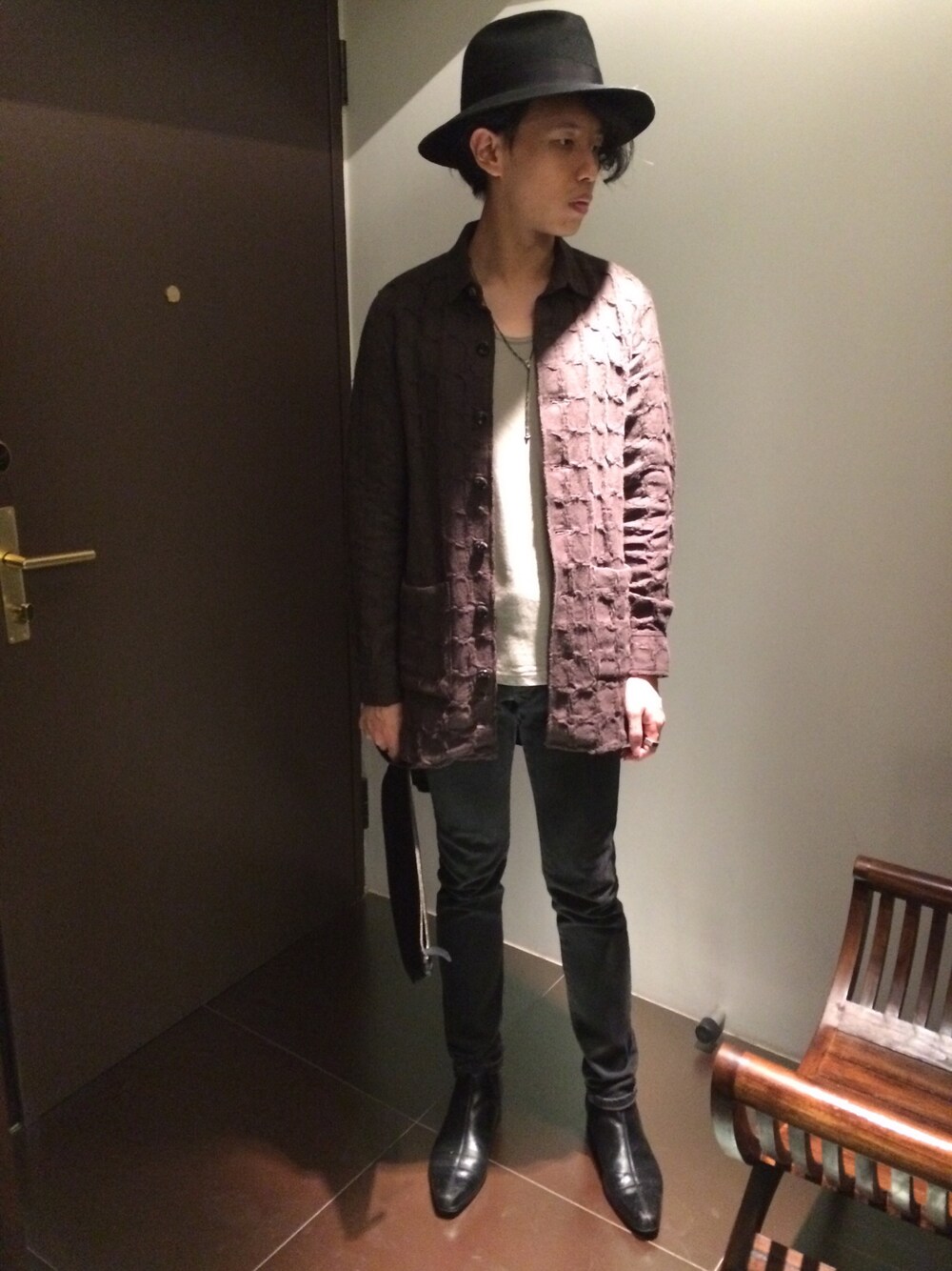 「ツバ広ハット、ロングシャツ、ロック」｜「SHEREEFのアイテム（シャツ/ブラウス、ブラウン系）」を使った、hAoさん（メンズ・176cm）の秋コーディネートの1枚目の写真