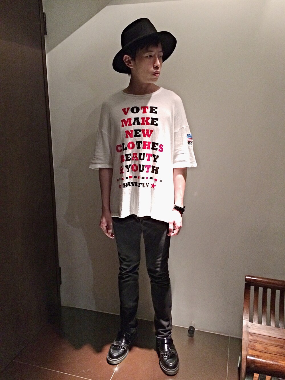 「Tシャツ、ツバ広ハット、オーバーサイズ、黒スキニー、白Tシャツ、ブラック×ホワイト」｜「VOTE MAKE NEW CLOTHESのアイテム（Tシャツ/カットソー、ホワイト系）」を使った、hAoさん（メンズ・176cm）の春コーディネートの1枚目の写真